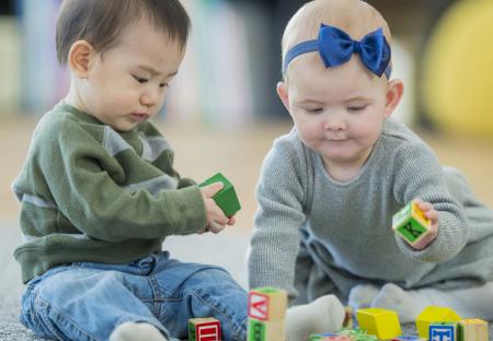 bébés qui jouent