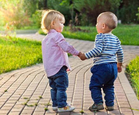 deux enfants se tenant par la main