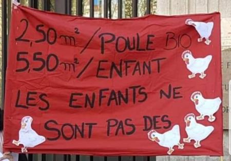 banderolle de la manifestation des professionnels de la petite enfance 