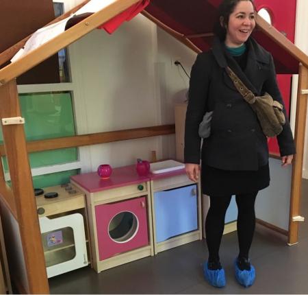 maman avec sur-chaussures dans crèche