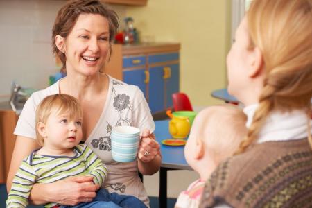 Maman avec une professionnelle de la petite enfance