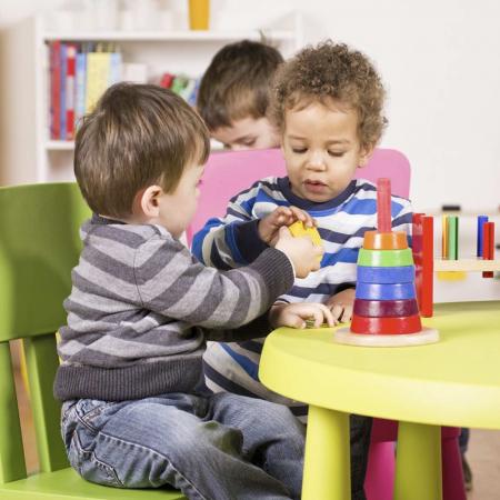 enfants jouent à la crèche