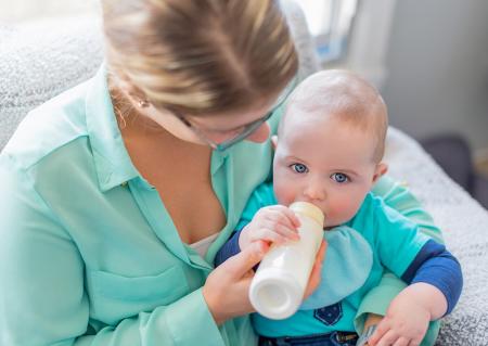 professionnelle donne biberon à bébé