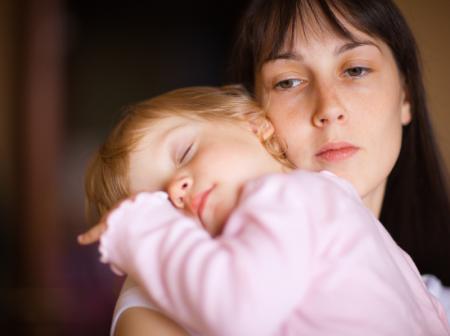 femme avec enfant déprimée