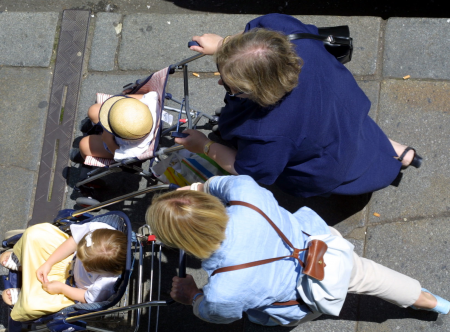 assistantes maternelles et poussettes