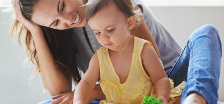 professionnelle de la petite enfance avec bébé