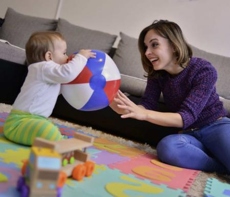 adukte et enfant jouent