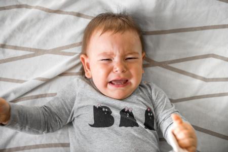 bébé pluere dans son lit