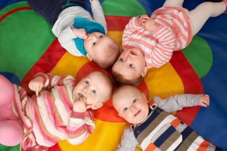 groupe de bébés à la crèche