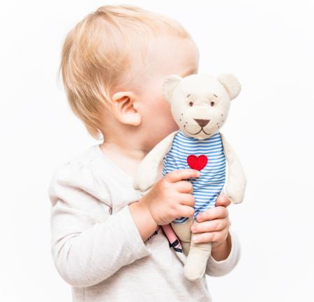 bébé avec doudou