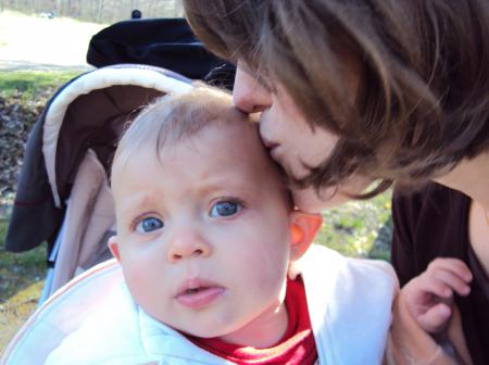 Femme qui embrasse un bébé