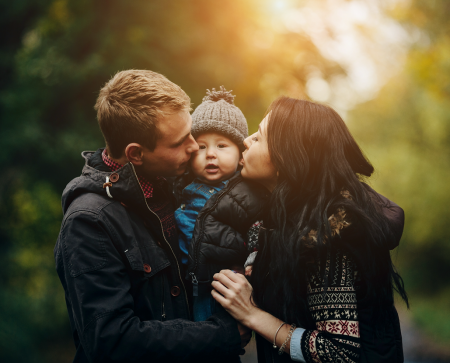 Parents embrassant leur enfant