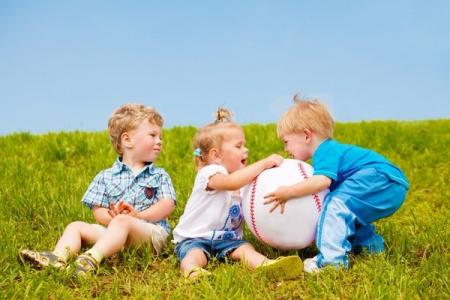 Enfants qui se disputent un ballon