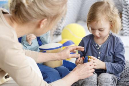 educatrice de jeunes enfants avec petite fille