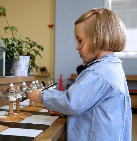 petite fille dans une classe Montessori