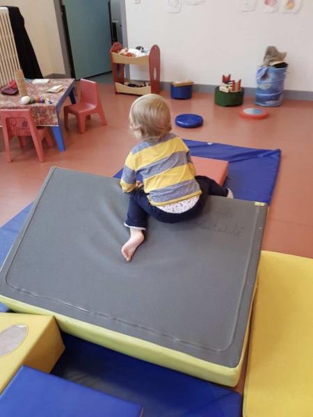 enfant sur blocs de mousse motricté