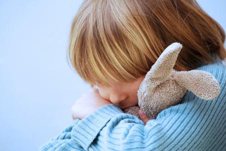 enfant triste avec doudou