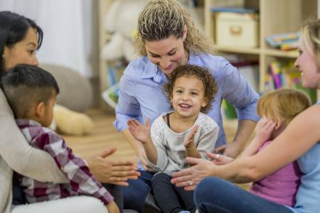 enfants et adultes chnatent