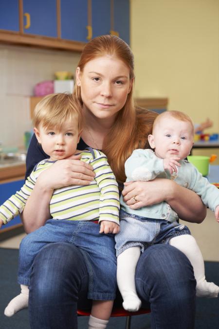 Femme fatiguée avec 2 bébés