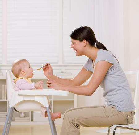 femme donne à manger à un bébé