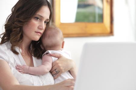 Femme triste avec bébé