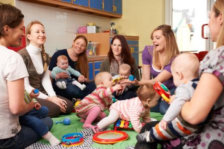 réunion avec parents dans une crèche