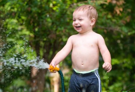 enfant jouant avec un jet d