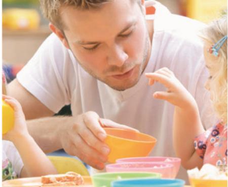 homme avec jeune enfant sur lieu d