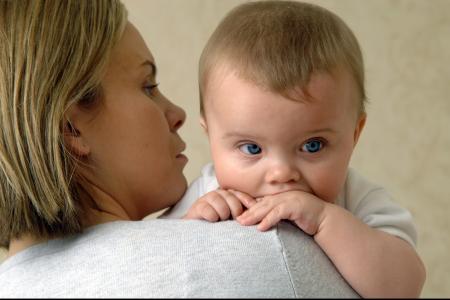 femme fatiguée avec bébé