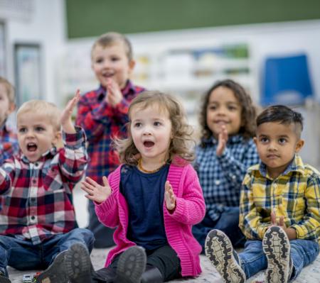 enfants à la maternelle 