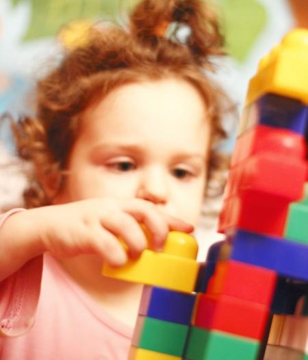 petite fille joue au duplo