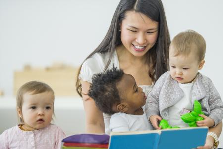 professionnelles qui lit aux enfants