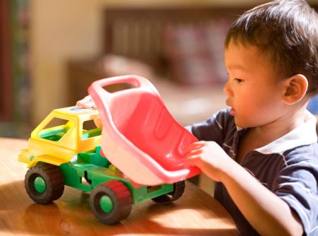 jeune garçon avec camion