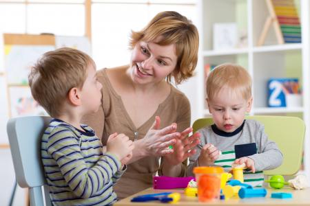 Professionnelle  avec deux jeunes enfants