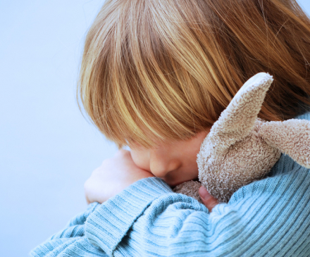 enfant avec son doudou