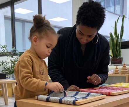 Institut supérieur Maria Montessori- petite fille - livre