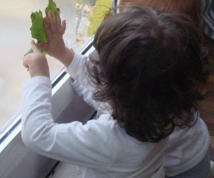 Enfant qui fait une activité avec une feuille