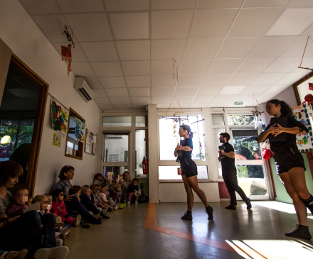 Des danseurs du Ballet Preljocaj à la crèche