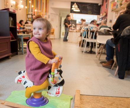 petite fille au café