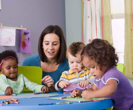 professionnelle de la petite enfance et enfants