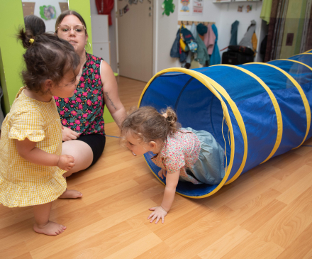 A la crèche, enfants et professionnelle en motricité