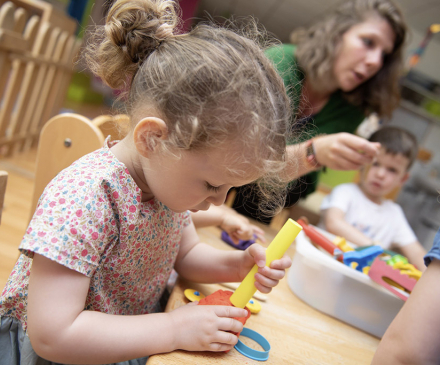 Petite fille joue à la crèche