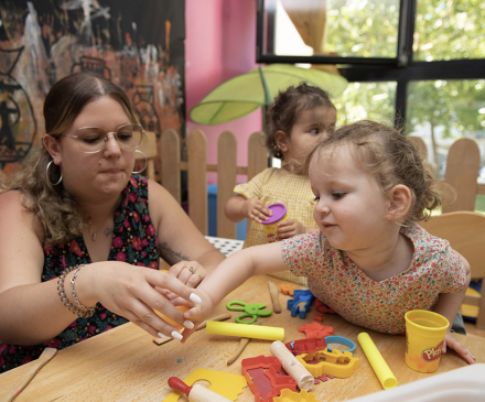 professionnelle et petite fille à la crèche 