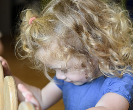 Petite fille à la crèche