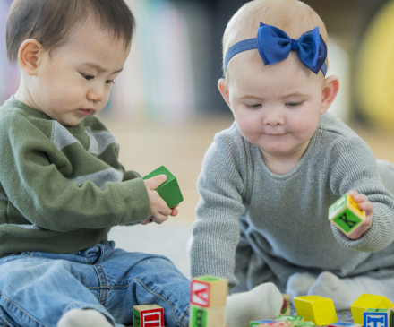 bébés jouant à la crèche