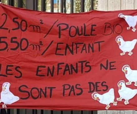 banderolle de la manifestation des professionnels de la petite enfance 