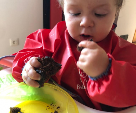 bébé avec chocolat