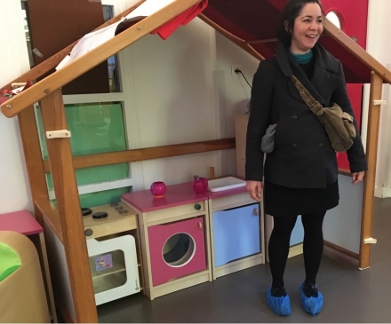 maman avec sur-chaussures dans crèche