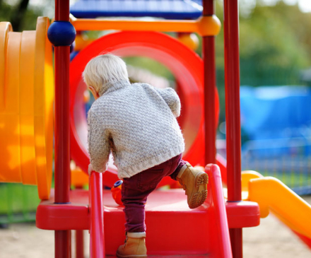 enfant sur une structure de jeux