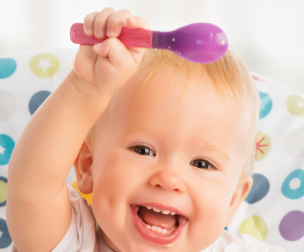 enfant qui mange à la cuillère